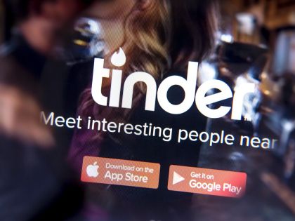 Tinder pro ženy nabízí "záchranné tlačítko" na rande. Dá se ale zneužít