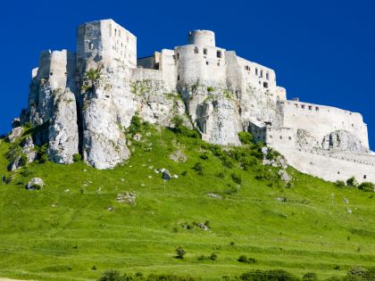 Víme, kam za nejrozsáhlejší středoevropskou hradní zříceninou. Ani to není moc daleko