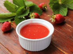 Zavařování v červnu – zdravotní ořechovka a jahodová omáčka