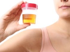 Jak bojovat proti nemocem? Vlastní močí, tvrdí zastánci urinoterapie