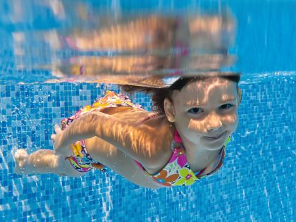 Naučte dítě plavat ještě před dovolenou. Čeho se musíte držet, abyste to zvládli?
