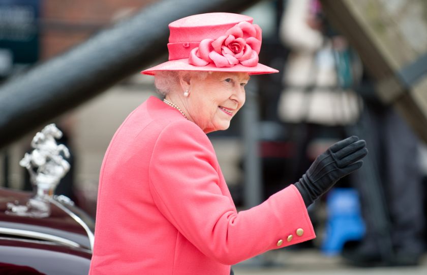 Zprávy z Buckinghamského paláce? Královna snídá čokoládu a obědvá aperitiv