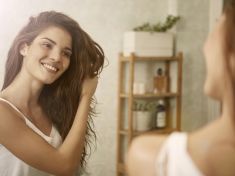 Mýt si vlasy šamponem? To je staré! Soda a ocet prý stačí!