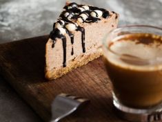 Veganský dezert bez cukru a lepku? Vyrobte si čokoládovo-karamelové řezy