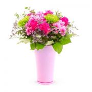 Gesto něžné a smyslné jako láskyplný polibek? Darujte své mamince kytici uvázanou v odstínu růžovo-červených květů z chryzantémy, růže, limonia a zelených doplňků. Pořídíte ji na www.fleurop.cz