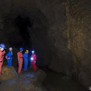 Nejdřív průvodce jeskyní seznámí účastníky pochodu podzemím se základními bezpečnostními pravidly.