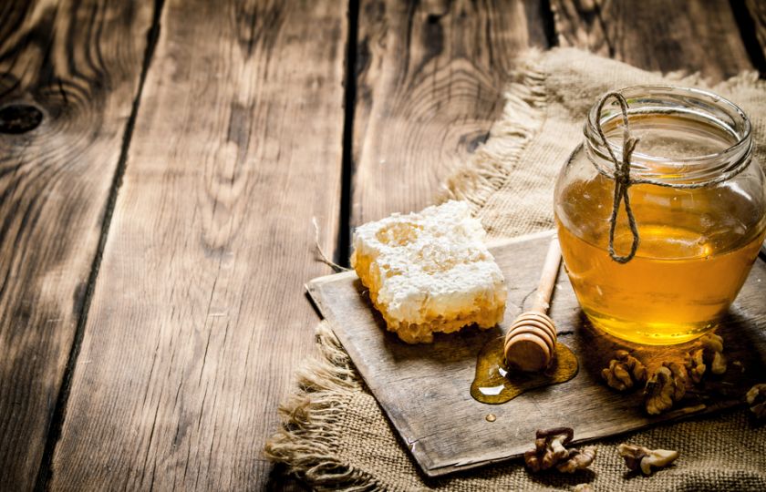 Slyšeli jste o medu manuka? Funguje proti zánětům i popáleninám