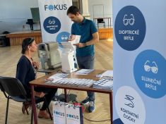 FOKUS optik vyšetřil zrak desítkám pedagogů v Praze. Více než polovině se oči zhoršily