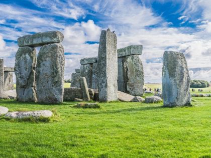 Tajemství vzniku Stonehenge: Lidé tam kameny pravděpodobně dotáhli po zemi