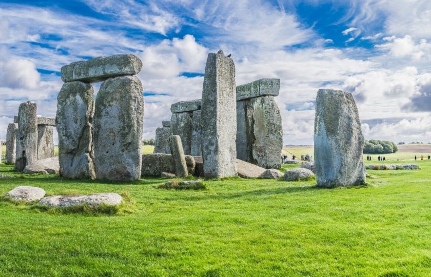 Tajemství vzniku Stonehenge: Lidé tam kameny pravděpodobně dotáhli po zemi