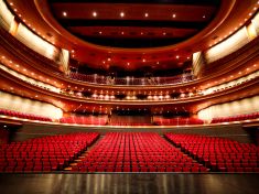 Lidé se do divadel i muzeí pomalu vracejí, drahé energie jim ale přidávají starosti