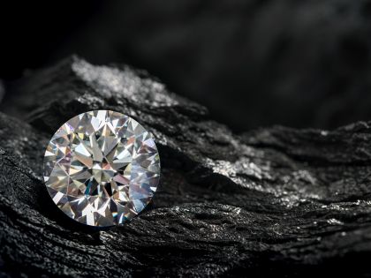Diamantům vyhovuje pomalu chladnoucí sopečné magma. Jak se k nim ale dostat?