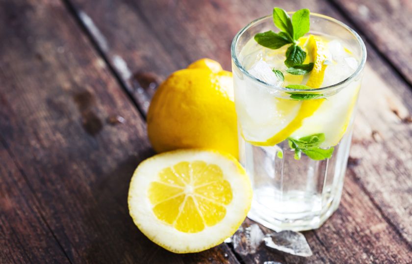 Voda s citronem bez mýtů: Skutečně podporuje hubnutí a zvyšuje IQ?
