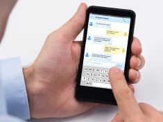 Textovkovým pingpongem šálíme sami sebe. Doufáme, že dostaneme vztah pod kontrolu