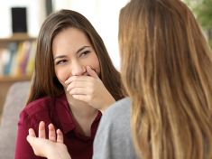 Lháře odhalí i řeč těla. Blednou, zakrývají si ústa nebo třeba často mrkají