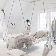 Co takhle postel zavěsit na lana?