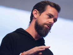 Šéf Twitteru se ve 13 tweetech omluvil za Twitter