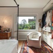 Otevřená šatna se stane zajímavým zpestřením ložnice.