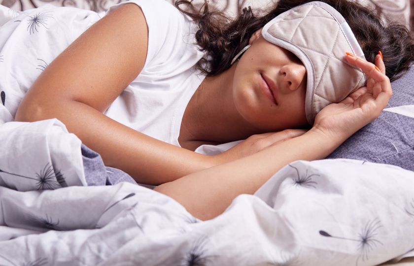 Sedm věcí, které tak rádi děláme v posteli a po nichž se nám tak špatně spí