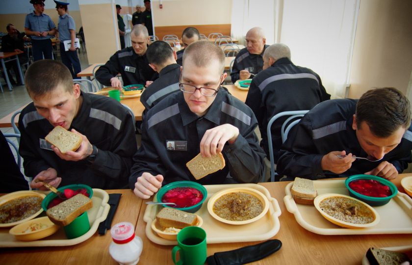Proč by vězni měli dostávat tu nejlepší stravu? Pomůže to proti násilí