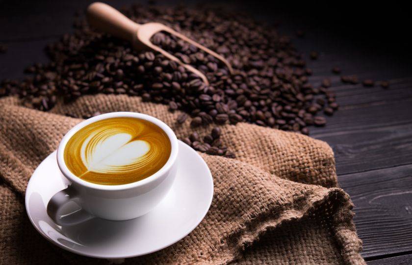 Co všechno s námi dělá káva? Nutí nás víc nakupovat a zvyšuje práh bolesti