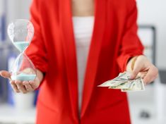 Čas si za peníze nekoupíš. Proč nám zaměření na finance brání ve štěstí? 