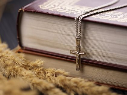 Našla se vzácná Bible cizoložníků: Výtisk ze 17. století se objevil na Novém Zélandu