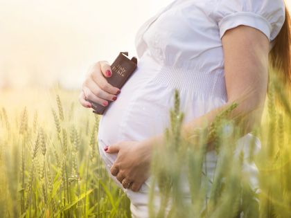 Život začíná při početí, křičí katolíci. Co ale Bible skutečně tvrdí o potratech?