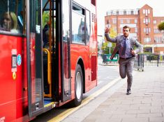 Jak mozek počítá: Když dobíháme autobus, kdy a kde máme přesně zastavit?