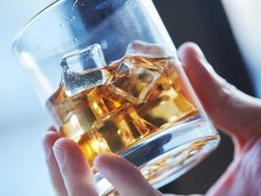 Pijete jako duhy? Nejspíš zestárnete dřív, než stačíte říct „borůvkovej koláč“