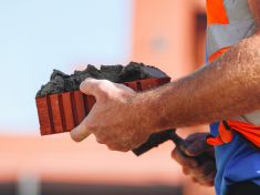 Bič z něj neupletete, beton ale ano. To, co splachujeme, má překvapivé využití