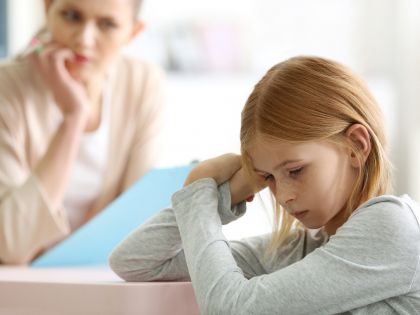 Debata v USA: Měli bychom zavést plošný screening úzkostných stavů u dětí?
