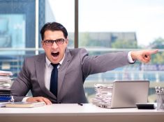 Dominantní šéfové nám lezou na nervy. Proč je tedy na jejich pozicích respektujeme?