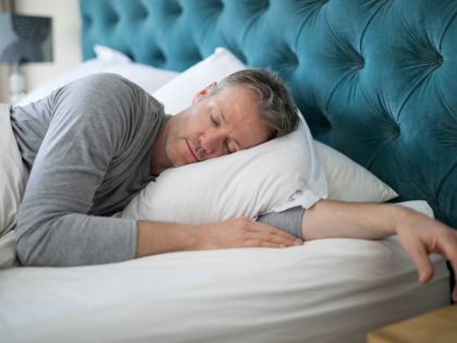 Trpíte nedostatkem spánku? Úplně stejně škodí, když ho máte moc
