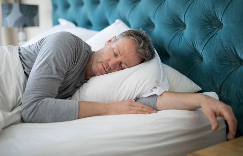 Trpíte nedostatkem spánku? Úplně stejně škodí, když ho máte moc