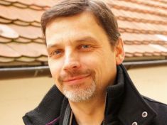 Sumito: Pozor, startuju a vy přibrzděte