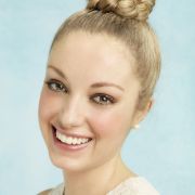 Tento účes vám opravdu nezabere více než pět minut. Vlasy rozčešte a stáhněte je gumičkou na temeni do klasického culíku. Následně buď prameny spleťte do copánku, na konci zagumičkujte, nebo je rozdělte na dvě části a omotávejte oba kolem dokola, až dosáhnete zajímavého spletence. Opět na konci zagumičkujte. Takto zamotané vlasy stočte na temeni, upevněte kovovými sponkami a máte hotovo.