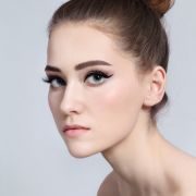 I v tomto případě si nejprve udělejte klasický ohon. Potom si vezměte kulatou drdolovou vycpávku, navlékněte ji na culík a vlasy přes ní rozprostřete do všech stran (asi jako sluneční paprsky). Takto rozdělené prameny dobře upevněte. Konce, které vám budou odstávat následně lehce natupírujte, obtočte kolem gumičky a kovovými sponkami opět přípíchněte. Na závěr můžete lehce přelakovat a look alá Carrie Bradshaw je na světě.