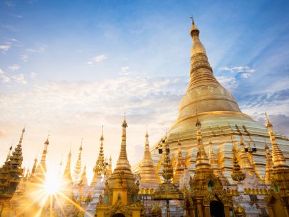 Šest tisíc diamantů na stometrové věži se třpytí nad barmskými plážemi