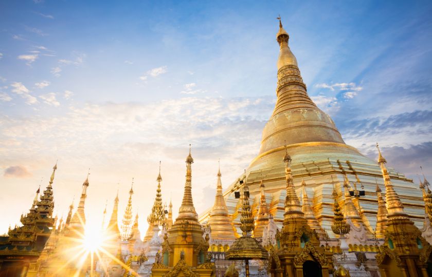 Šest tisíc diamantů na stometrové věži se třpytí nad barmskými plážemi