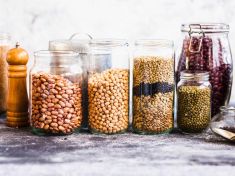 Vratné láhve jsou minulost. Teď je válcují ekologické vratné obaly.