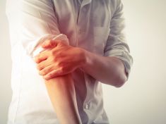 Proč ukousnutá ruka nebolí