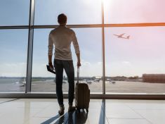 Z pohovoru na práci snů jej vyhodili za pozdní příchod, ten samý den vyhrál dovolenou. Náhoda?  