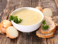 Fit recepty od Freshbedýnek: Cibulová smetanová polévka