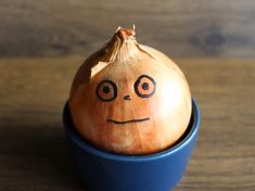 Proč nás cibule vždy rozpláče? A jak tomu zabránit?