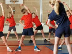 Budou se učit děti plavat v rámci tělesné výchovy? Schválení návrhu je na spadnutí!