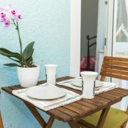 I na malém balkoně může vzniknout příjemný jídelní kout.