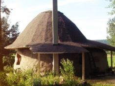 Zemina, pytle, ostnatý drát, nářadí a parta kamarádů. Ke stavbě domu stačí málo!