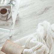 I když je bílá barvou čistoty a sterility, stačí ty správné kousky a i takový interiér se dokáže proměnit v útulnou oázu.