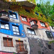 Balkónky, terasy, barevná okna, typické detaily Hundertwasserových domů.